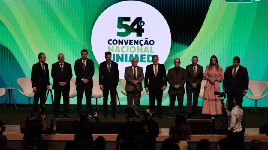 Cooperativismo de saúde é exemplo global, afirma presidente Márcio 