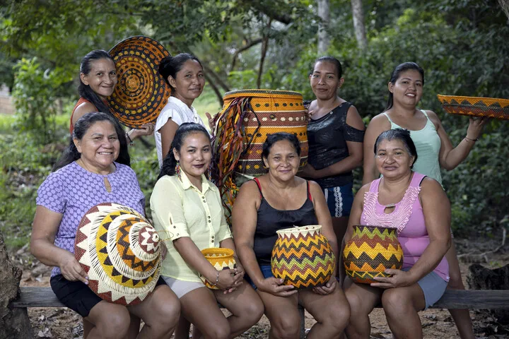Comunidade Urucurea, Santar&eacute;m_PA, 10 de junho de 2025OCB &ndash; Retratos de Um Mundo MelhorCooperativa Turiarte trabalha com artes&atilde;s ribeirinhas que produzem materiais a partir da palha da palmeira do tucum&atilde; na comunidade Urucurea, localizada no rio Arapuins, Santar&eacute;m, PA. Na foto as artes&atilde;s em p&eacute; (e/d), Nelcivani, Benezaide, Rosane, Carolina e sentadas (e/d), Ros&acirc;ngela, Sara, Alciene, Anadir  Imagem: Bruno Kelly / NITRO Historias Visuais