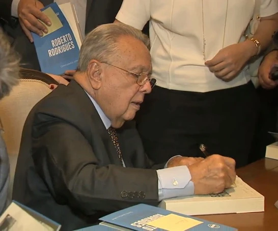 Roberto Rodrigues autografa livro em lan&ccedil;amento da sua biografia