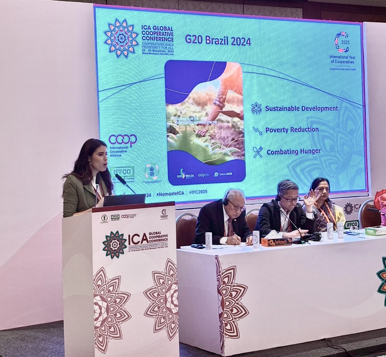 Fab&iacute;ola Nader Motta em painel da Confer&ecirc;ncia Global da ACI